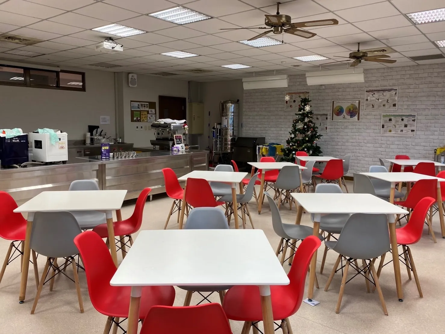 Department’s specialty catering research room. It is usually used to operate the student internship cafe and offer special courses. Such as: international wine and spirits management, bar and beverage management, etc.