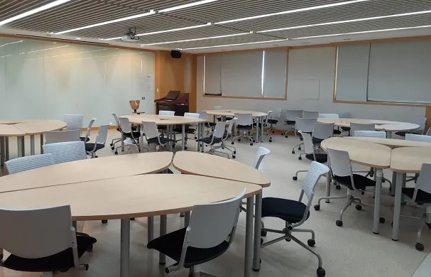 The diverse and comfortable environment meets the needs of students to exchange different ideas and discuss homework, making teacher-student interaction more convenient.