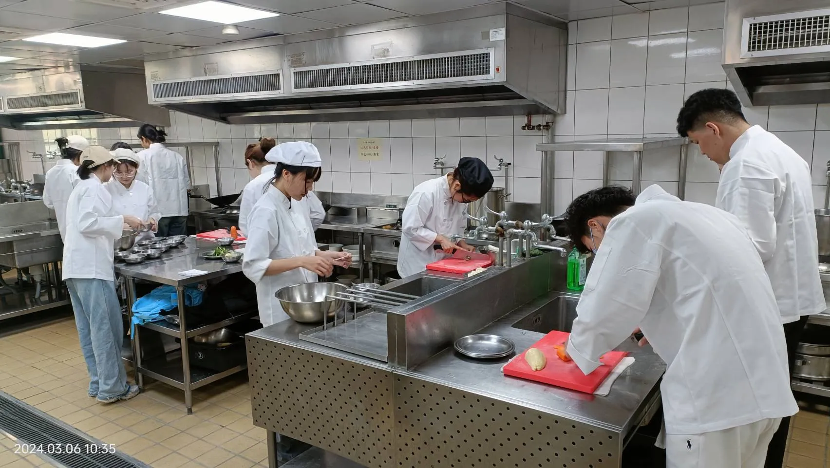 You will be personally guided by instructors with experience in the industry to teach you cooking techniques. Focus on practical operations, allowing you to quickly master superb cooking skills.